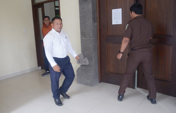Mantan Kepala Desa Tusan, Kecamatan Banjarangkan, Kabupaten Klungkung, I Dewa Gede Putra Bali, mejalani sidang perdana di Pengadilan Tipikor Denpasar, kemarin.