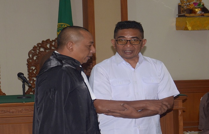 Kepala SMK Negeri 1 Klungkung, I Wayan Siarsana harus merasakan kursi panas di Pengadilan Tipikor Denpasar. Ia ditetapkan sebagai terdakwa dalam kasus dugaan korupsi.