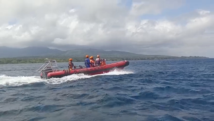 PENCARIAN: Armada RIB milik tim SAR melakukan pencarian di perairan selatan Pulau Bali. Mereka menyisir perairan untuk mencari korban KMP Tunu Pratama Jaya yang tenggelam.