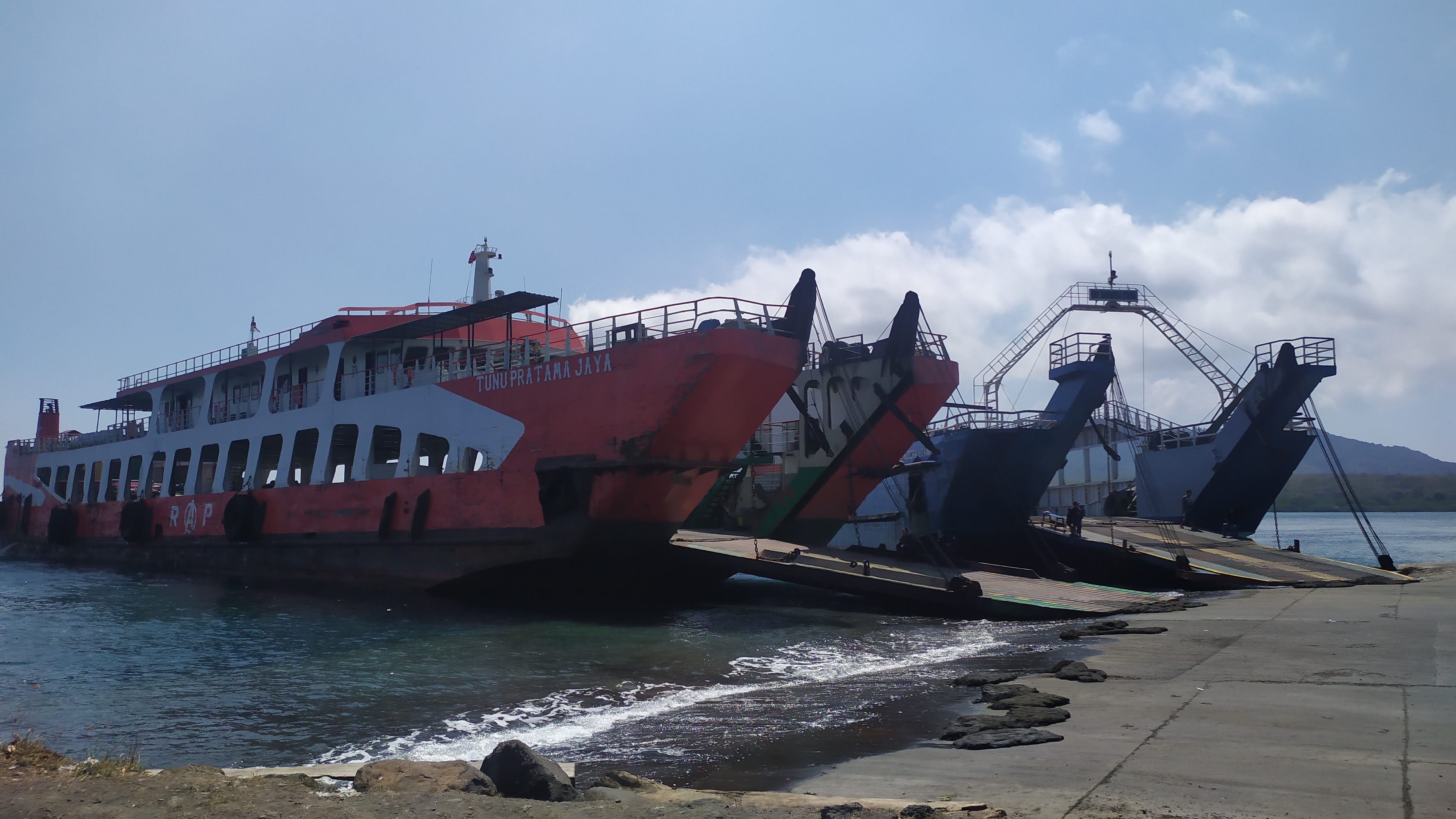 SANDAR: KMP Tunu Pratama Jaya saat difoto di Dermaga LCM Pelabuhan Gilimanuk, beberapa bulan lalu.