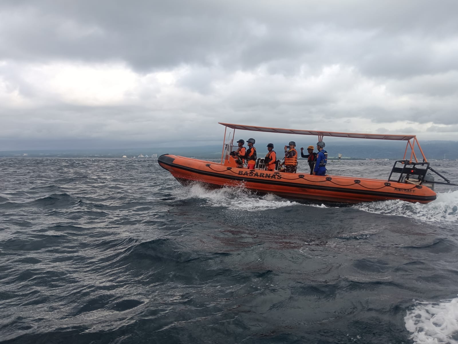 PENYISIRAN: Tim SAR Gabungan melakukan penyisiran di perairan Selat Bali, untuk mencari korban KMP Tunu Pratama Jaya.