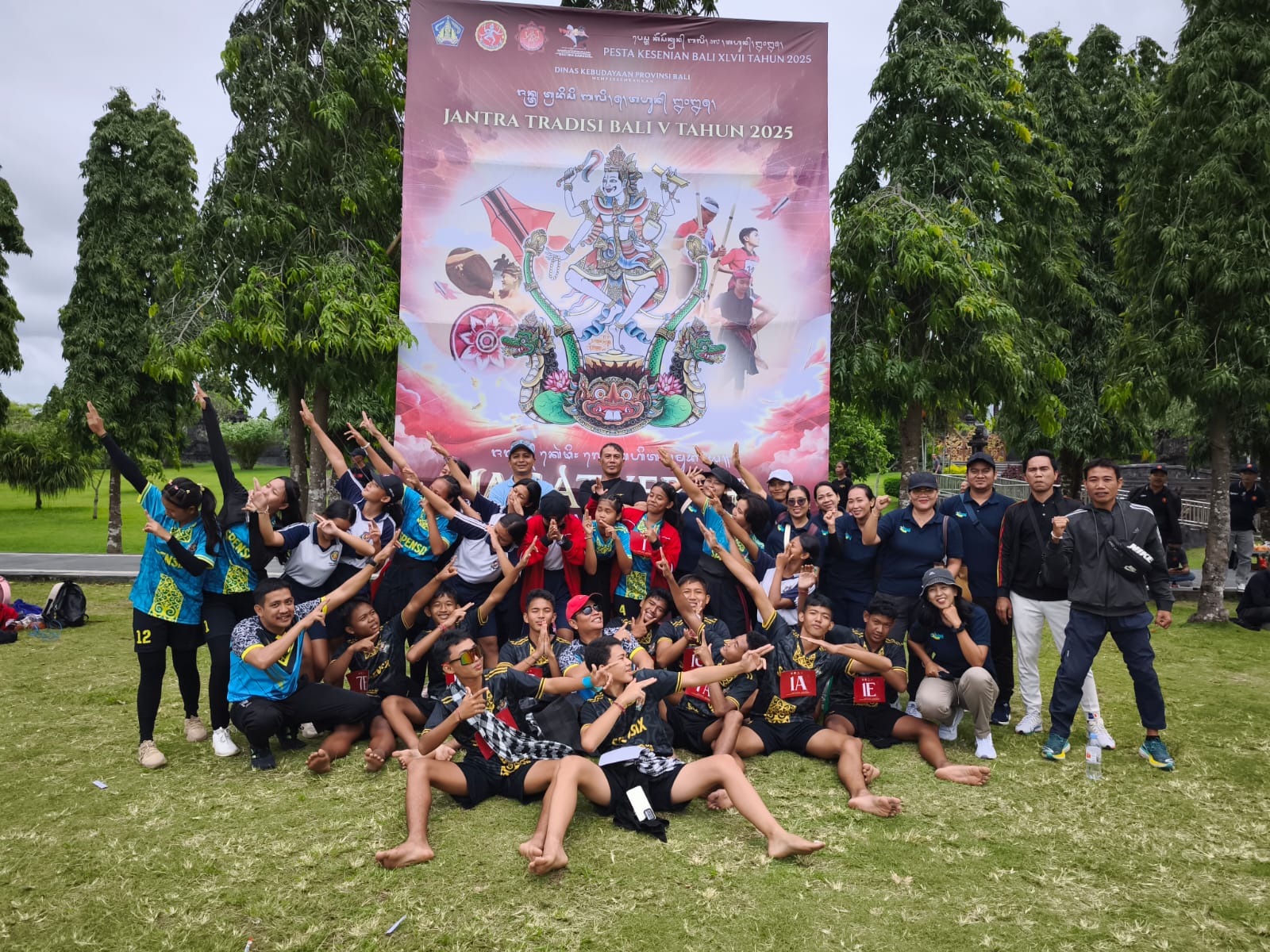 ALL OUT: Tim SMPN 6 Singaraja, mengikuti lomba permainan tradisional serangkaian Pesta Kesenian Bali (PKB) 2025.