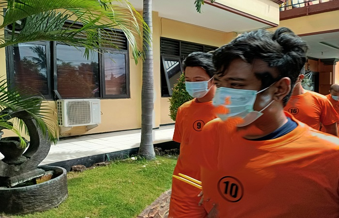 Tersangka YA (depan) dan RN (belakang) saat diamankan. Kedua tersangka ini mengaku dapat narkotika jenis sabu dari Ajiman asal Desa Pegayaman, Kecamatan Sukasada, Kabupaten Buleleng.