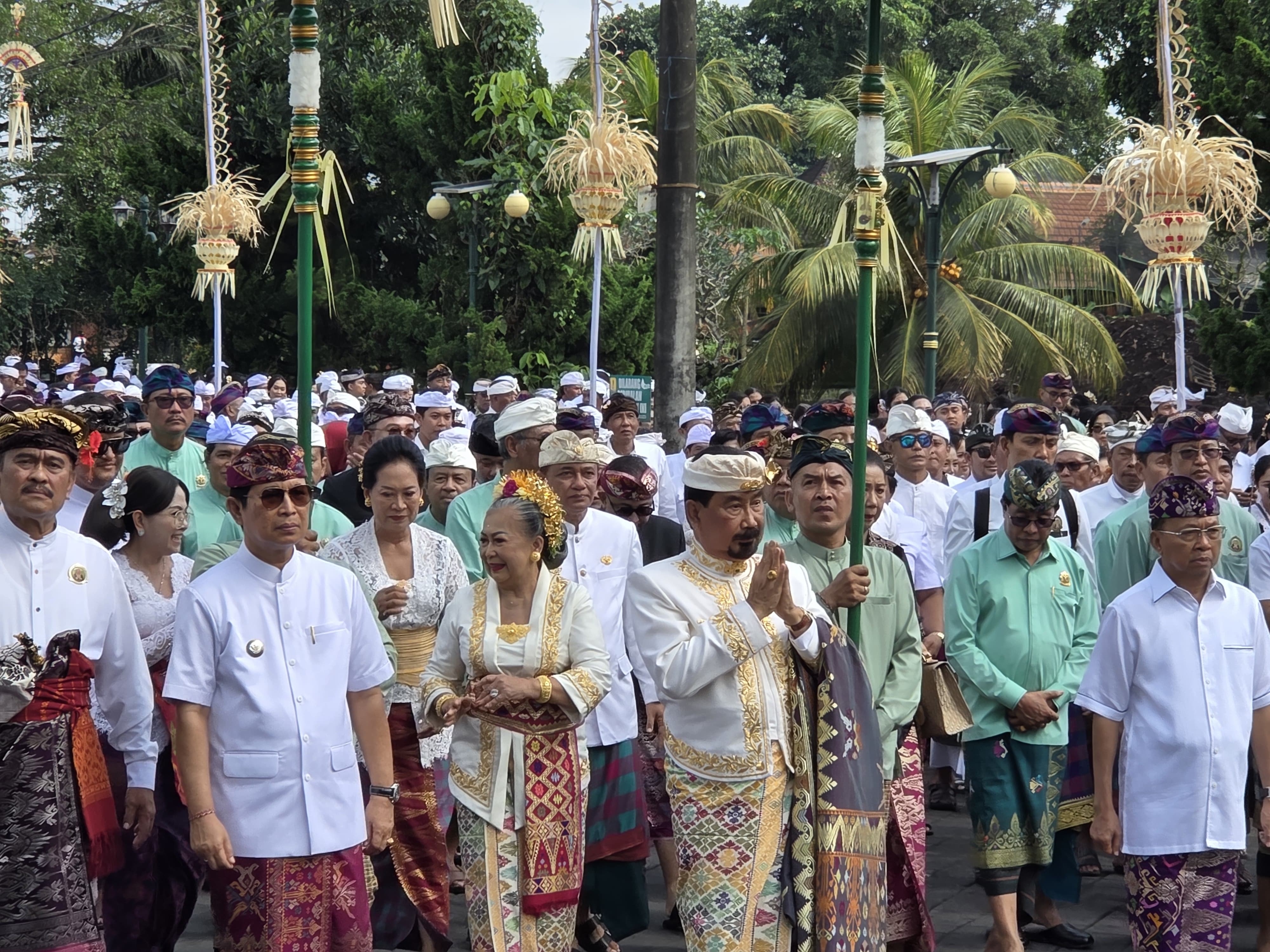 PENOBATAN: Suasana penobatan Anak Agung Gde Agung sebagai Raja Mengwi dengan gelar Ida Cokorda Mengwi XIII.