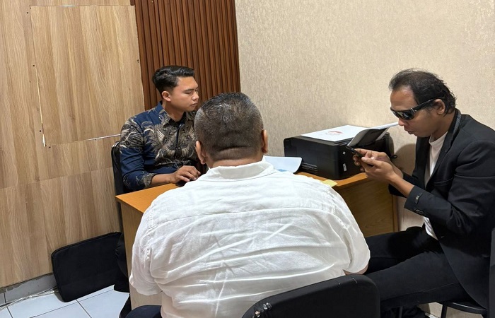 Dewa Putu Ardika (kanan) saat dimintai keterangan oleh penyidik Polres Gianyar, akhir pekan lalu.