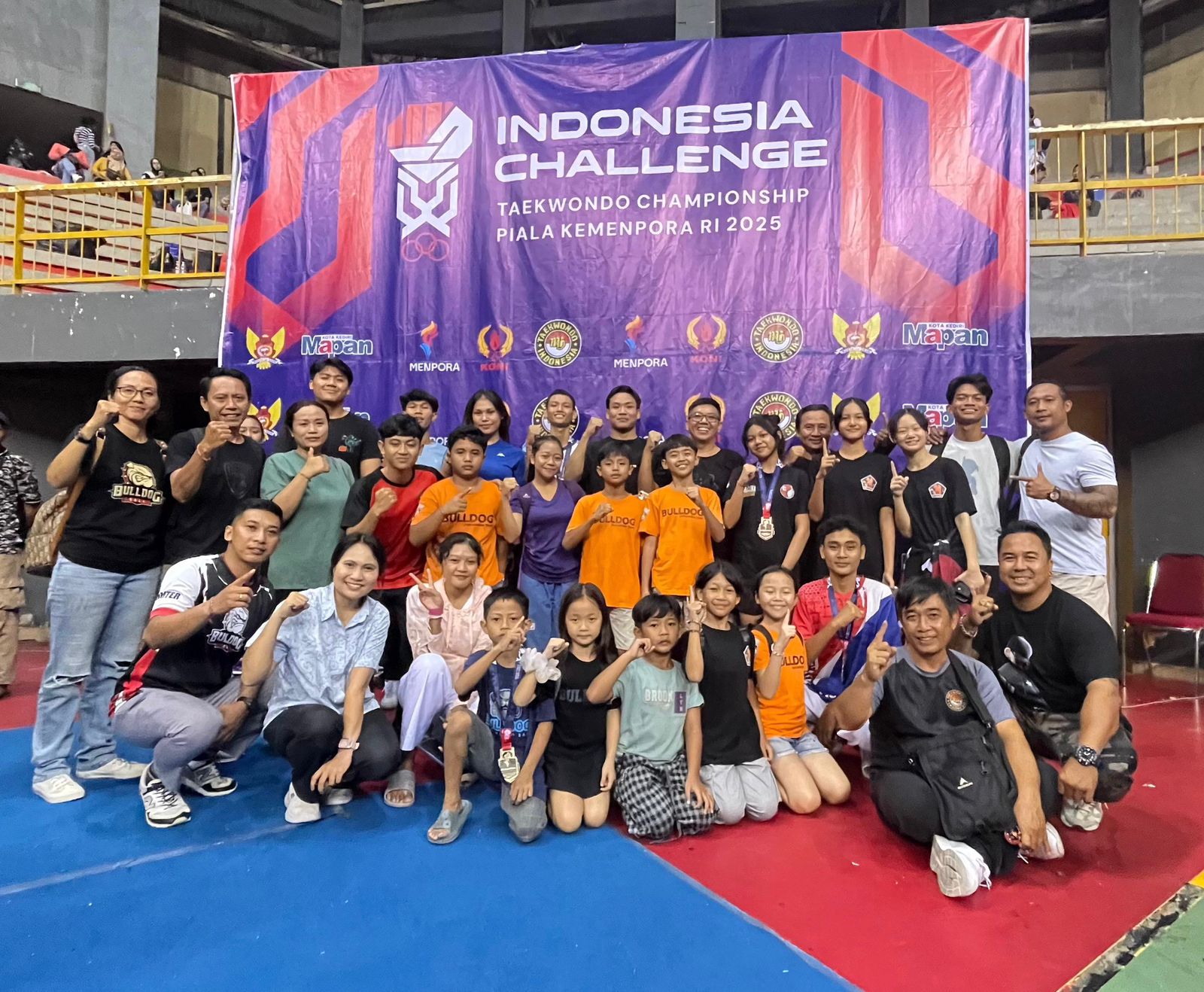 PRESTASI: Para atlet dan  oficial Taekwondo Buleleng saat mengikuti Kejurnas Piala Kemenpora di Jawa Timur.