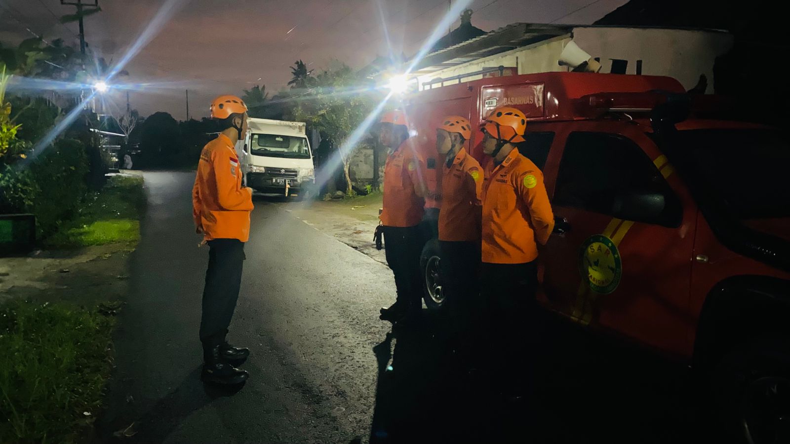 PENCARIAN: Tim SAR melakukan pencarian terhadap ibu dan anak yang dilaporkan hilang di Gunung Batukaru.