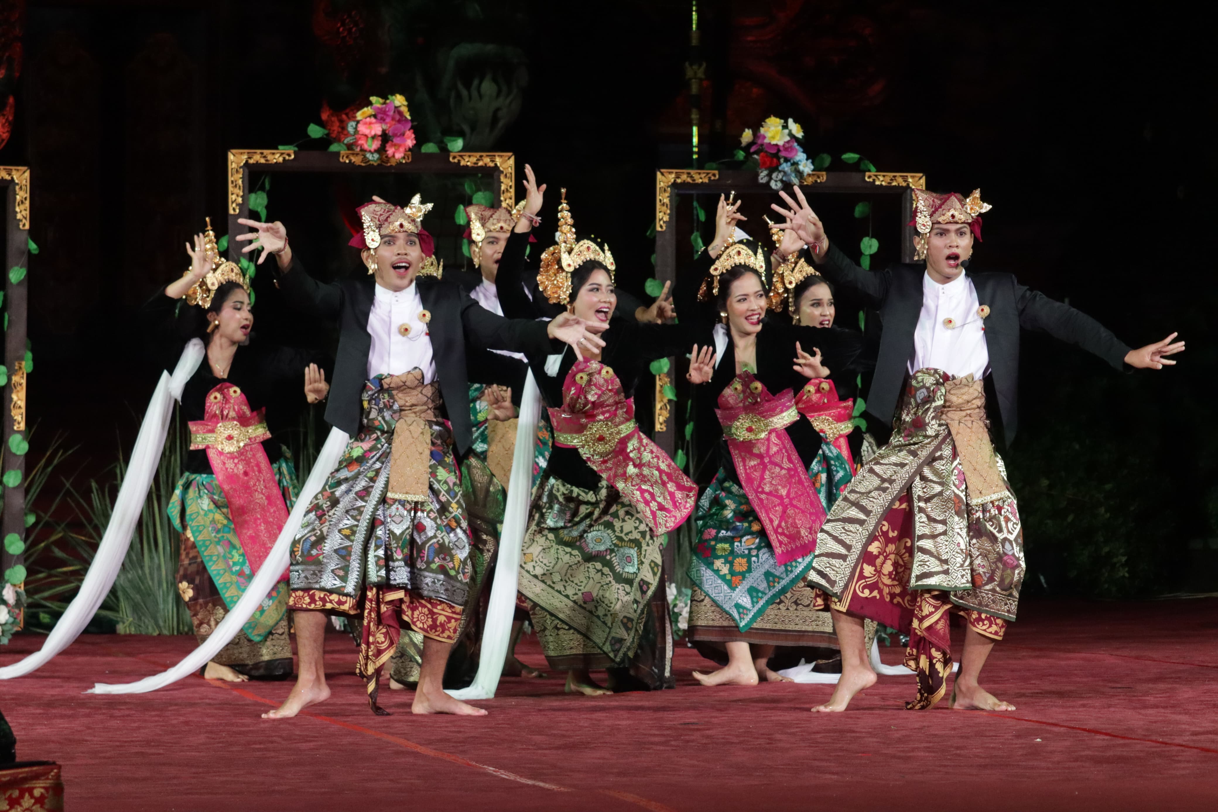 TAMPIL ALL OUT: Penampilan Sanggar Seni Manik Uttara sebagai duta kesenian Buleleng dalam keseniang gong kebyar wanita.