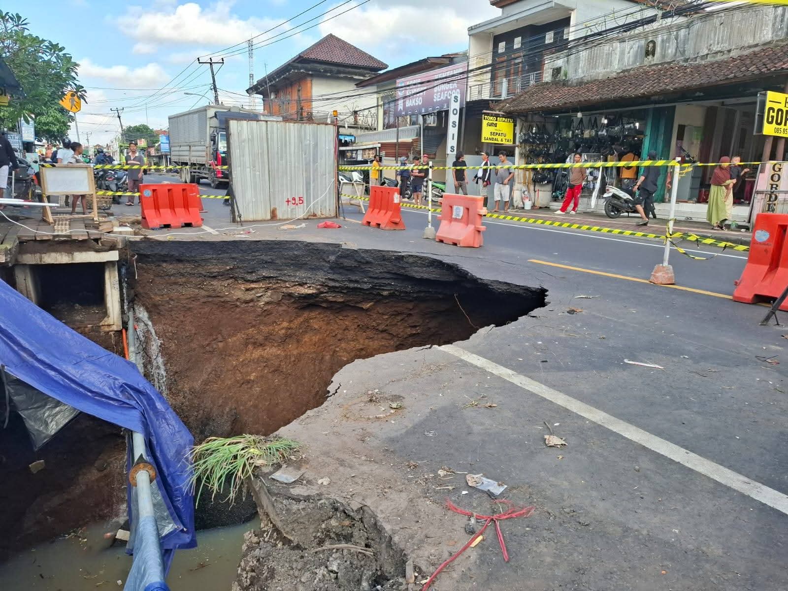 AMBLAS: Kerusakan jalan di ruas Jalan Raya Denpasar-Gilimanuk, tepatnya di kawasan Pasar Bajera.