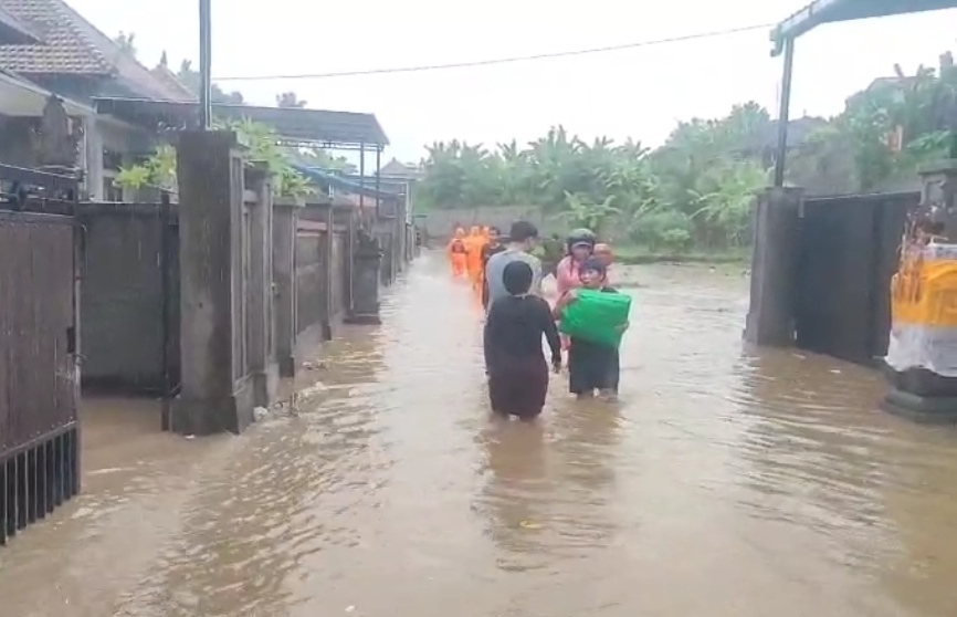 BANJIR: Peristiwa banjir yang menggenangi rumah warga di Kelurahan Baler Bale Agung.