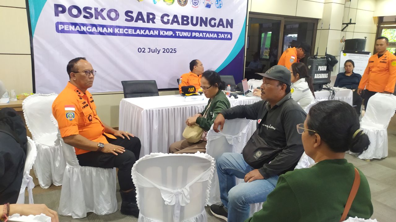DATANGI POSKO: Keluarga korban KMP Tunu Pratama Jaya mendatangi Posko SAR Gabungan di Pelabuhan Gilimanuk.