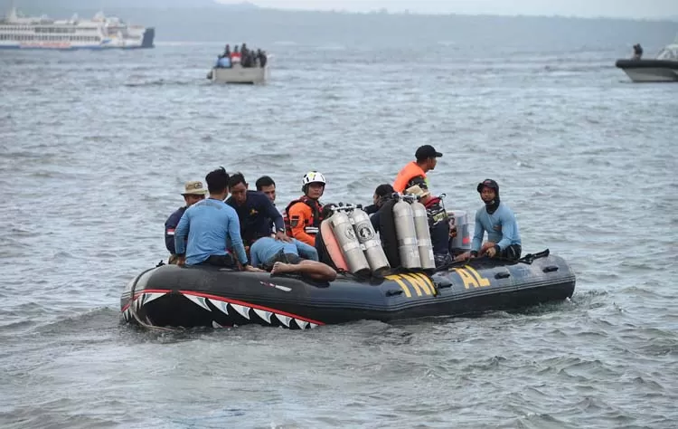 PENCARIAN: Tim penyelam dikerahkan untuk melakukan pencarian bawah laut terhadap bangkai kapal KMP Tunu Pratama Jaya di perairan Selat Bali.