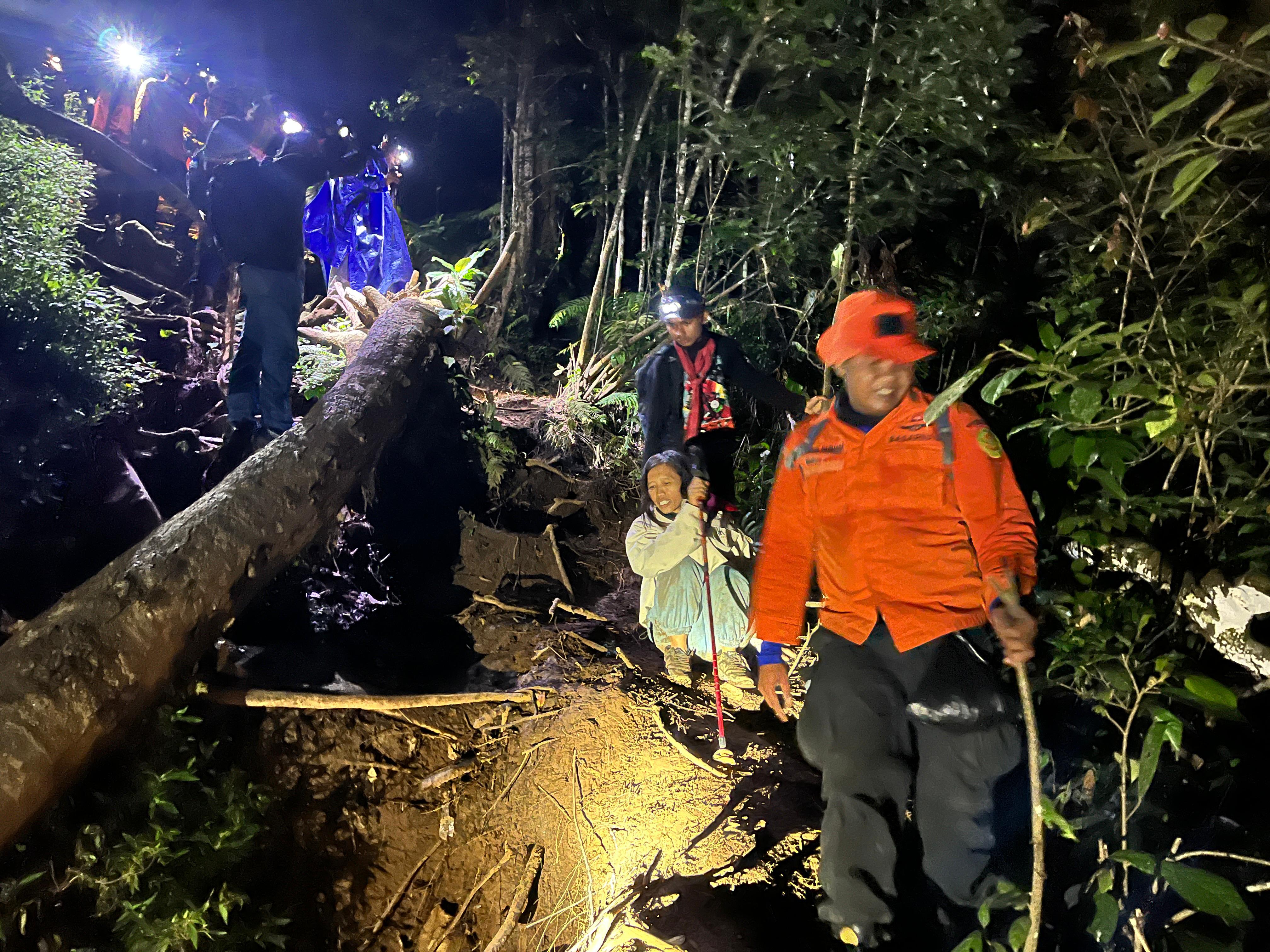 ASTUNGKARA SELAMAT: Tim SAR gabungan melakukan evakuasi terhadap ibu dan anak yang dilaporkan hilang di Gunung Batukaru. Keduanya berhasil ditemukan selamat.