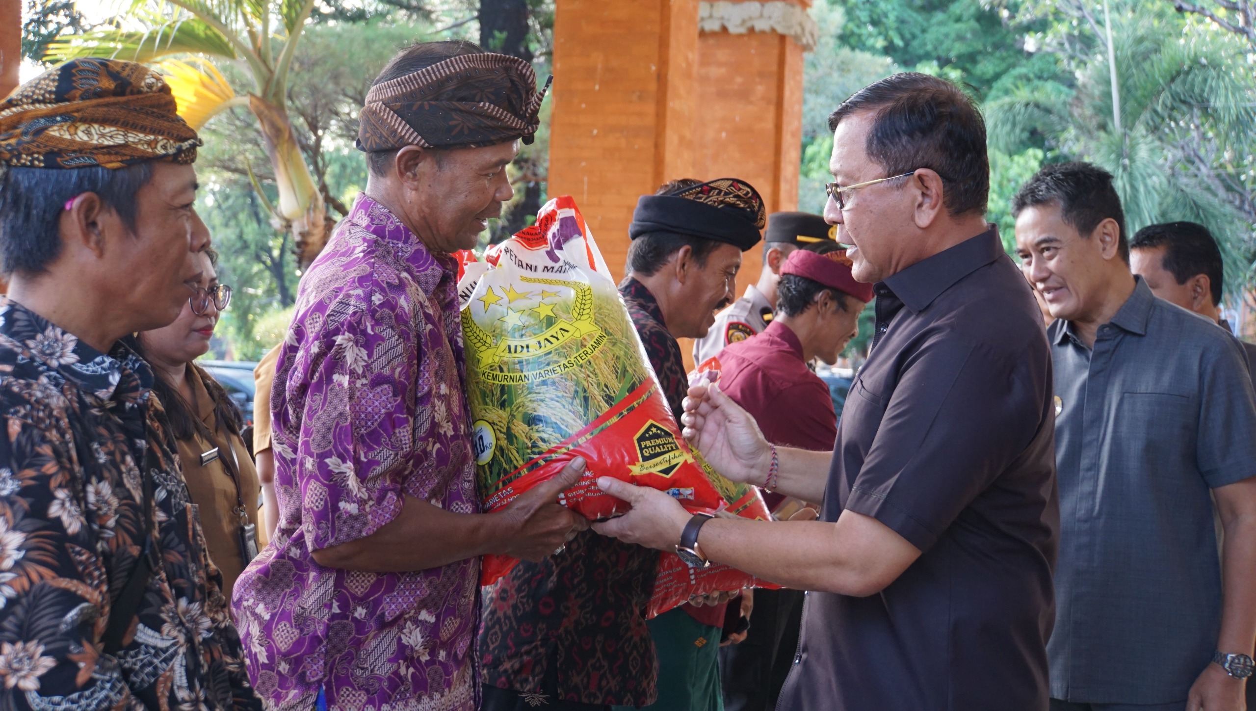 BANTUAN BENIH: Penyaluran bantuan benih padi kepada subak di Buleleng. Bantuan itu diharapkan dapat menggenjot produksi pangan.