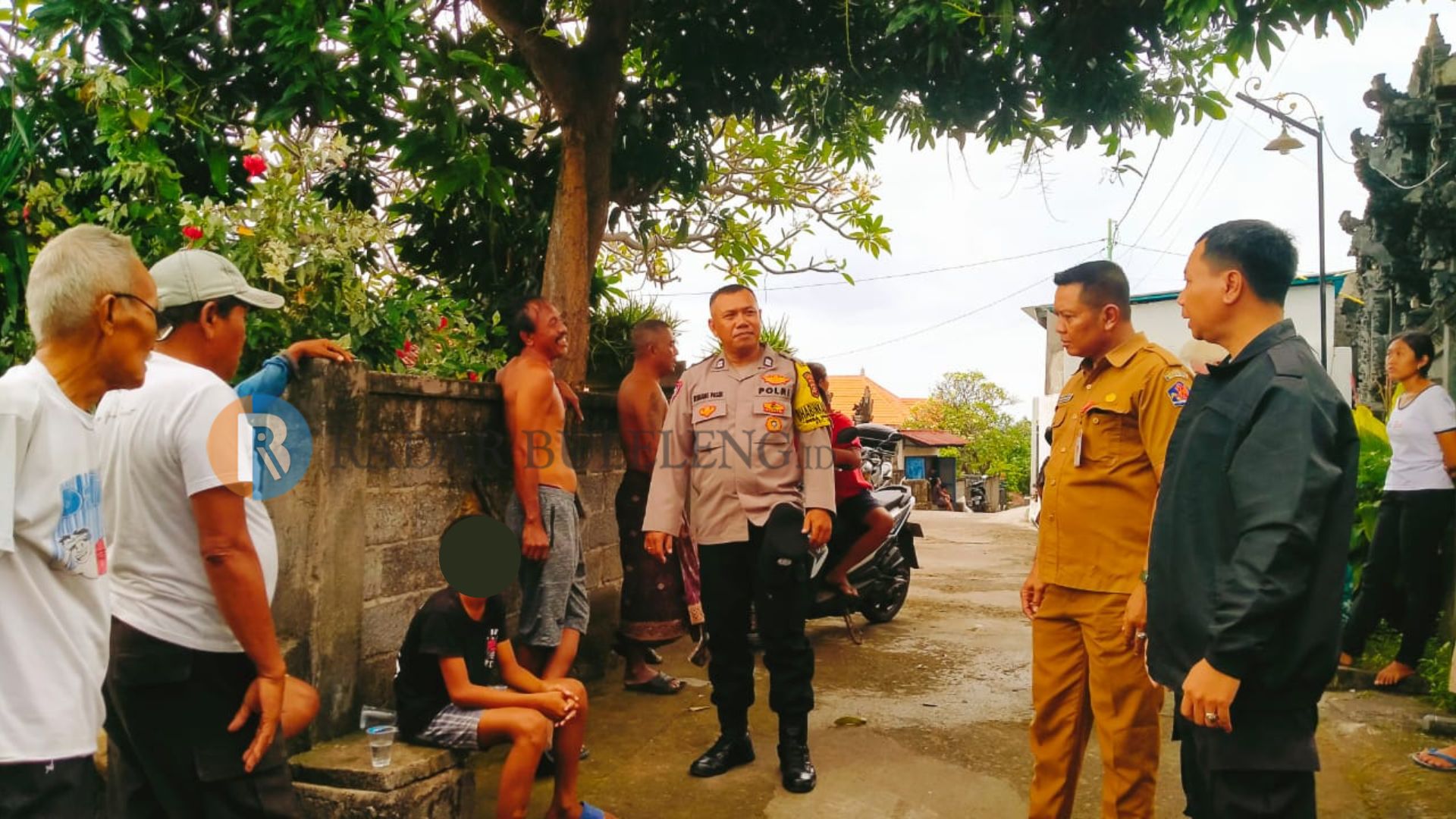 TERTANGKAP BASAH: Sekelompok pelajar di Buleleng tertangkap basah saat hendak mencuri uang sesari di pura.