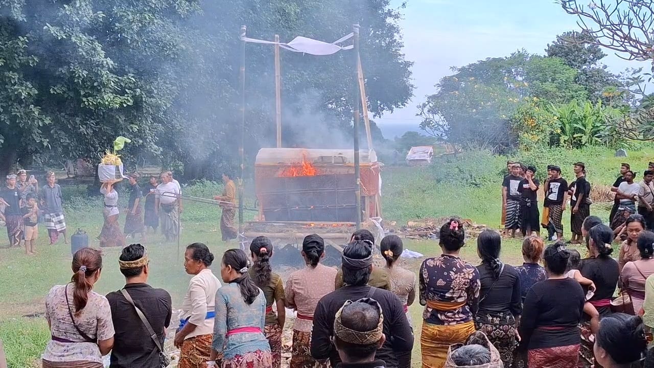 NGABEN: Suasana upacara pengabenan terhadap mendiang I Kadek Oka. Sopir truk tronton yang menjadi korban dalam peristiwa tenggelamnya KMP Tunu Pratama Jaya di Selat Bali.