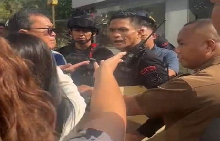 Aksi saling tarik-menarik dan dorong di lokasi antara aparat yang mengawal PT SUP dan management One Umalas Budiman Tiang di Kerobokan, Bali.
