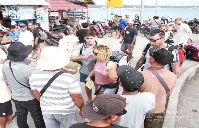 Pemungutan retribusi masuk kawasan wisata Nusa Penida yang dilakukan di badan jalan mengganggu arus lalu lintas.