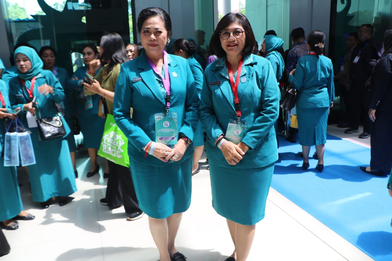 AMANKAN ASTA CITA: Ketua TP PKK Buleleng, Ny. Wardhany Sutjidra (kiri) dan Sekretaris TP PKK Buleleng, Ny. Hermawati Supriatna (kanan) saat menghadiri rakernas TP PKK di Samarinda.