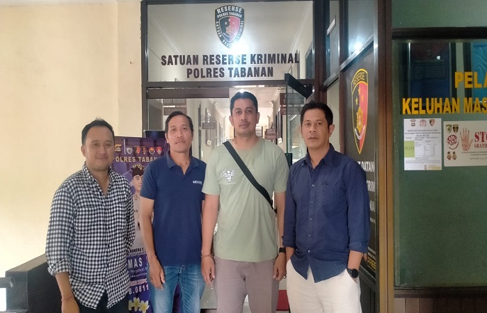 I Made Miantara dan Agus Iwan Supratman didampingi kuasa hukum I Ketut Reksa Wijaya dkk saat menjalani pemeriksaan di Polres Tabanan.