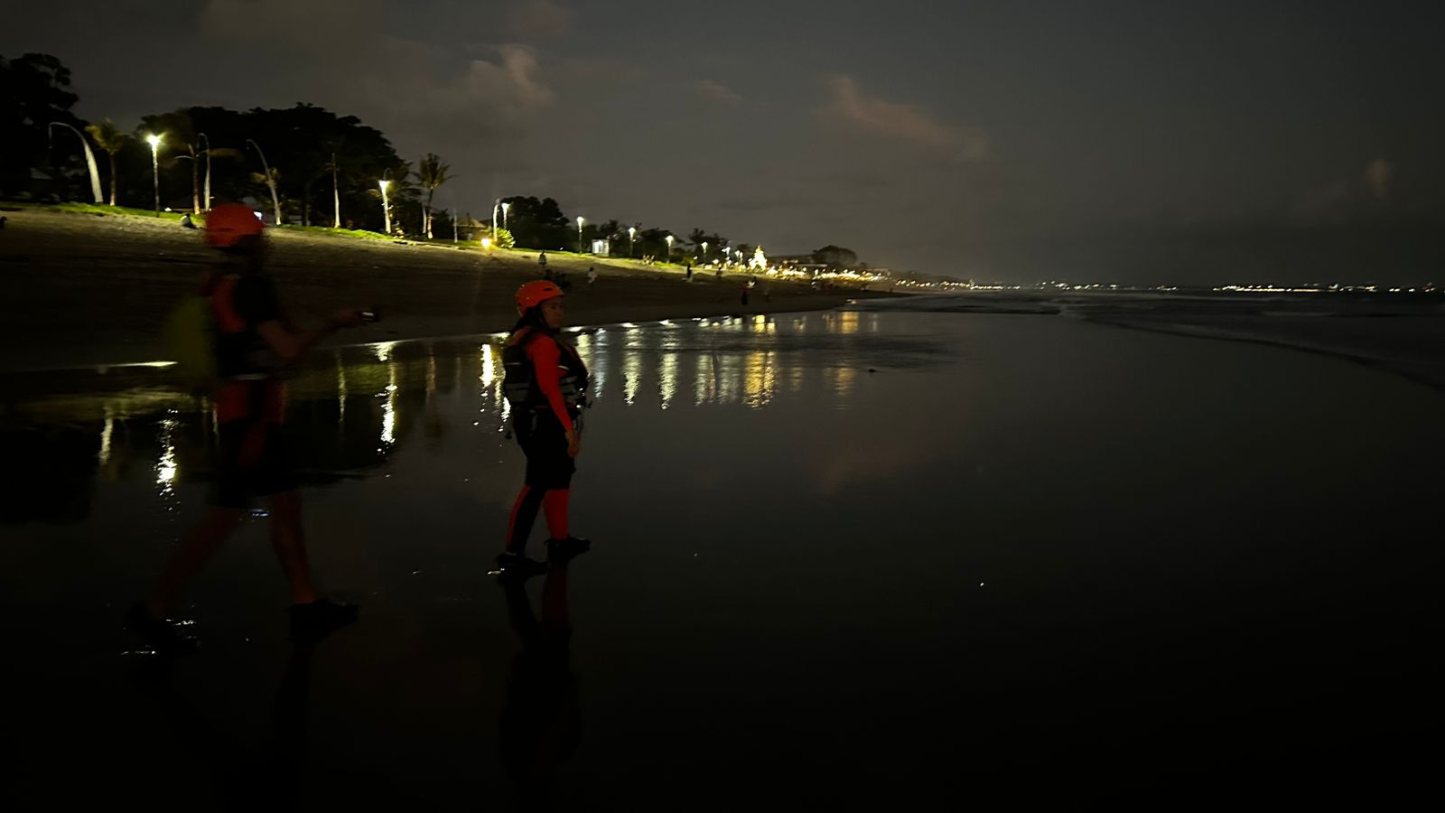 PENYISIRAN: Tim SAR melakukan penyisiran di Pantai Batubelig. Tim mencari WNA Arab Saudi yang dilaporkan hilang saat berenang.