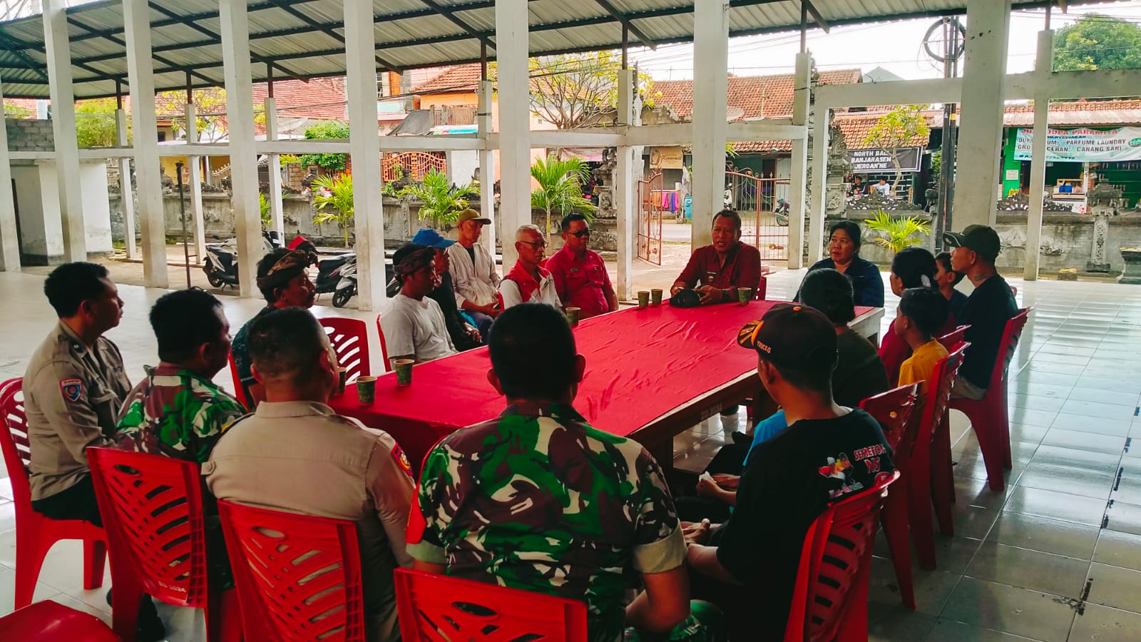 MEDIASI: Suasana mediasi di Kantor Perbekel Banjarasem terkait pelajar yang mencuri uang sesari di pura.