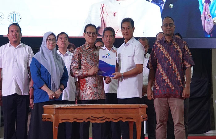 Wabup Buleleng, Gede Supriatna (dua dari kanan) dikukuhkan menjadi Ketua MAI Bali. Ia diharapkan mendorong dan menyukseskan budidaya perikanan di Pulau Dewata.
