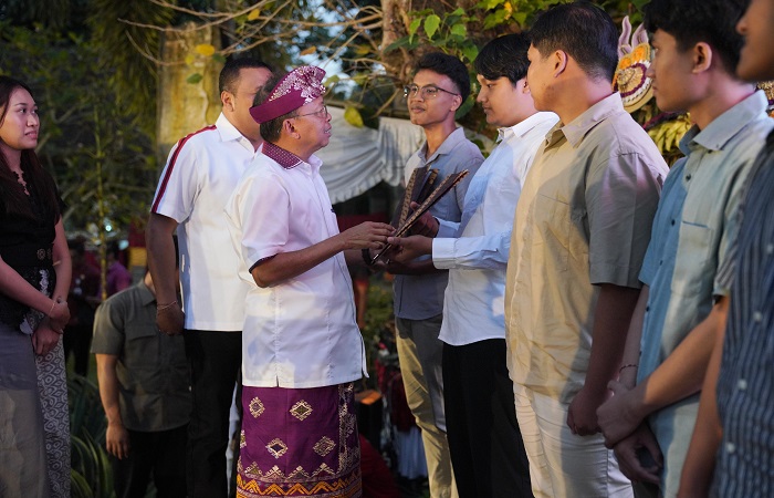Gubernur Bali Wayan Koster didampingi Bupati Mahayastra memberikan beasiswa ke penerima di Taman Maheswara, Selasa (8/7) malam.