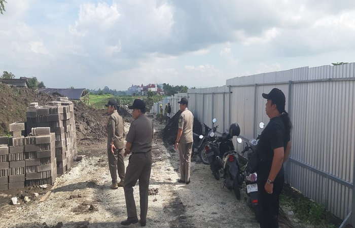 Satuan Polisi Pamong Praja (Satpol PP) Kabupaten Tabanan yang menyetop proyek pembangunan villa di Banjar Dinas Batugaing, Desa Beraban, Kediri Tabanan.