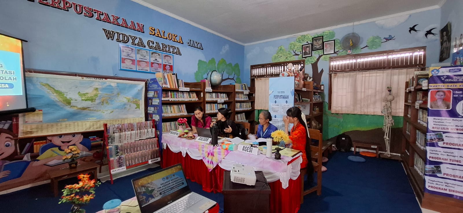 AKREDITASI: Tim akreditasi Dinas Arsip dan Perpustakaan Daerah (DAPD) Buleleng saat melakukan akreditasi di salah satu perpustakaan sekolah.