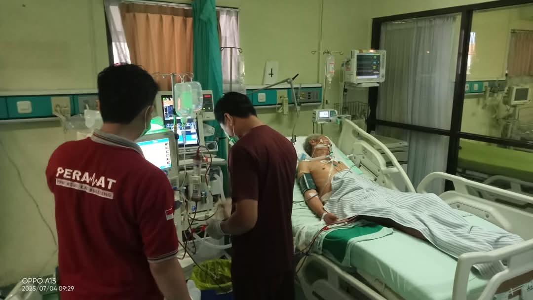 CUCI DARAH: Pelayanan cuci darah terhadap pasien di ruang ICU RSUD Buleleng.