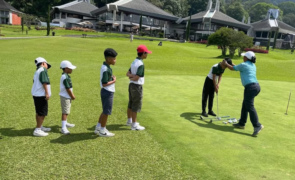 GOLF: Suasana latihan golf di Bali Handara.