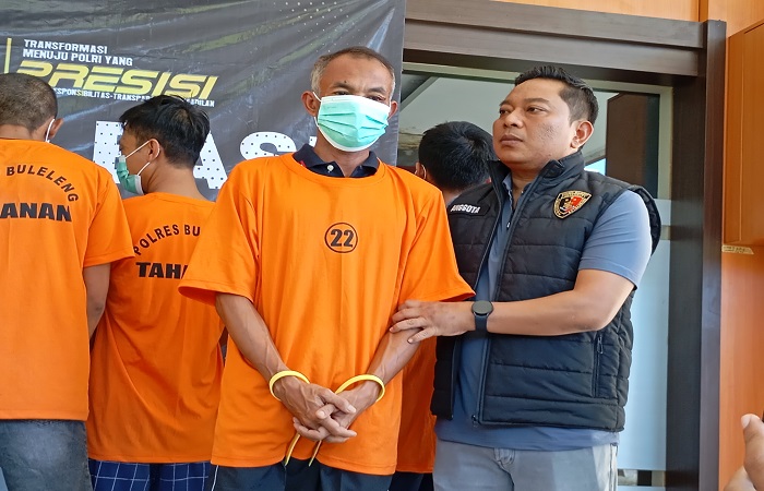 Kayot hanya tertunduk lesu ketika dihadapkan ke awak media. Ia diketahui mengelola