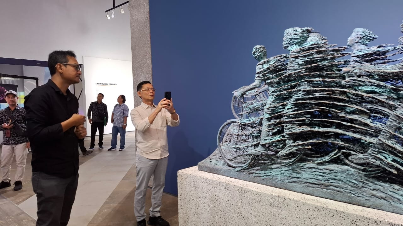 LIHAT MUSEUM: Bupati Klungkung, I Made Satria (pegang HP) saat mengunjung NuArt Sculpture Museum belum lama ini.
