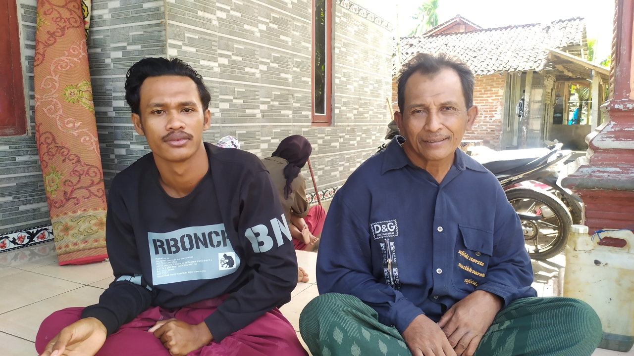 BANTU EVAKUASI: Yuzril Hakim (kiri) dan ayahnya Muhammad Fadjri (kanan) saat ditemui di Desa Perancak. Kedua nelayan itu membantu proses evakuasi jenazah yang ditemukan mengapung di perairan Jembrana.
