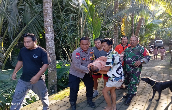 Gede Wirba dievakuasi setelah tersetrum. Meski begitu, ia dinyatakan meninggal dunia.