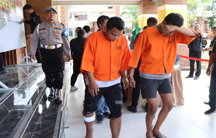 Tersangka curanmor Faisol Agustian, 28, dan Fani Obiansah, 23, jalan tertatih-tatih karena kaki mereka didor polisi.