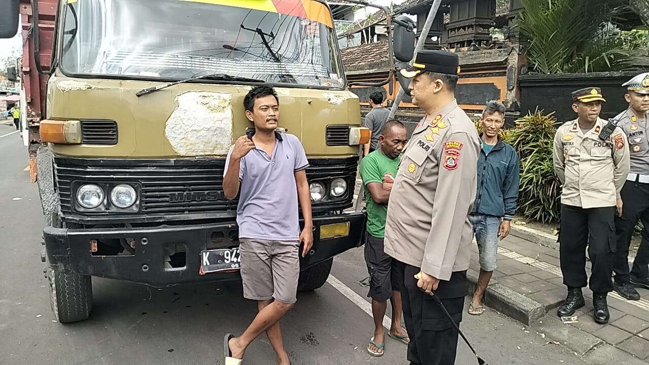 MENGINAP: Salah seorang sopir truk. Ia terpaksa menginap menunggu perbaikan jalan tuntas, karena ongkos terbatas.
