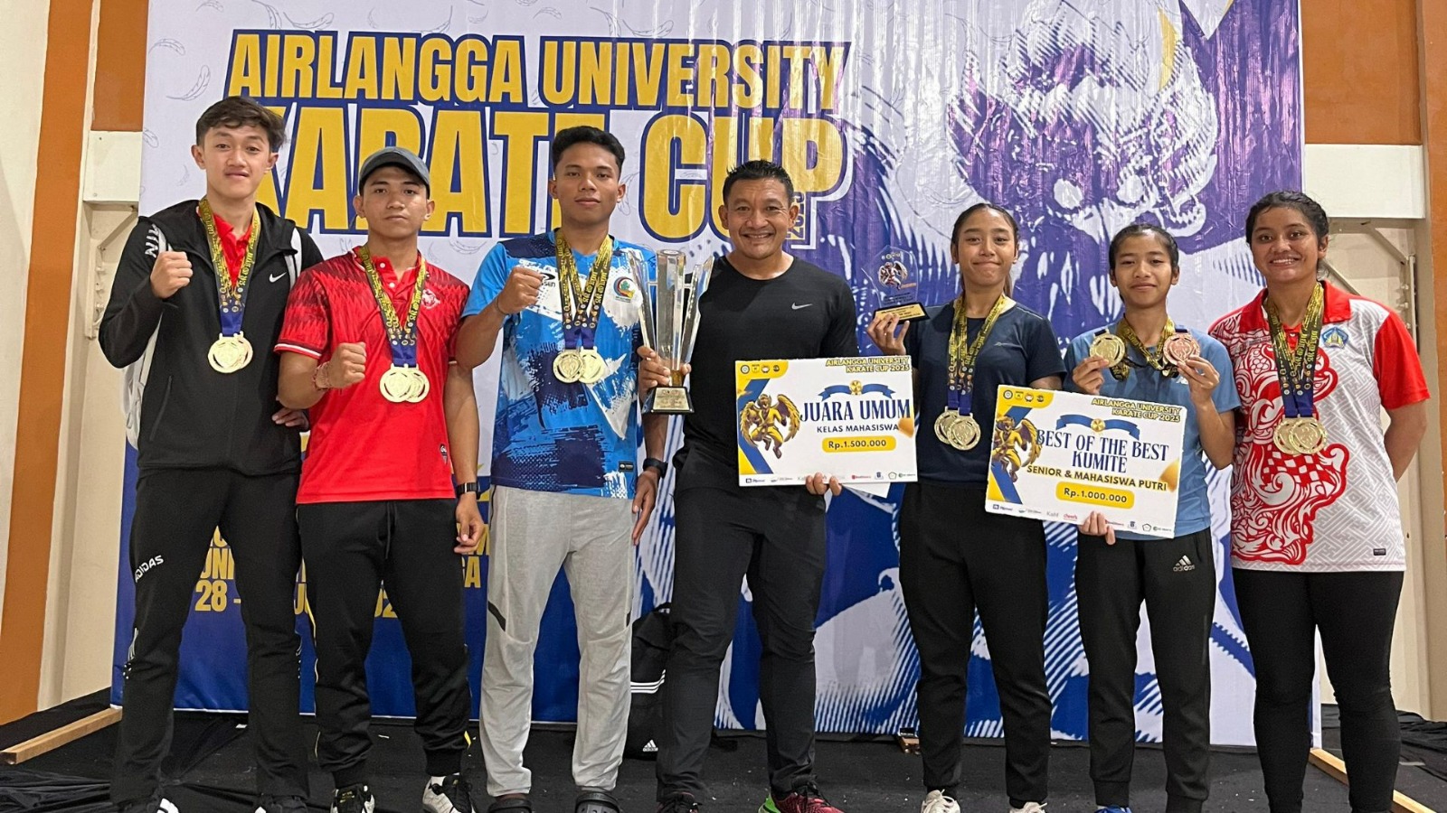 RAIH MEDALI: Para karateka Undiksha berhasil meraih gelar juara umum pada ajang Airlangga University Karate Cup 2025.