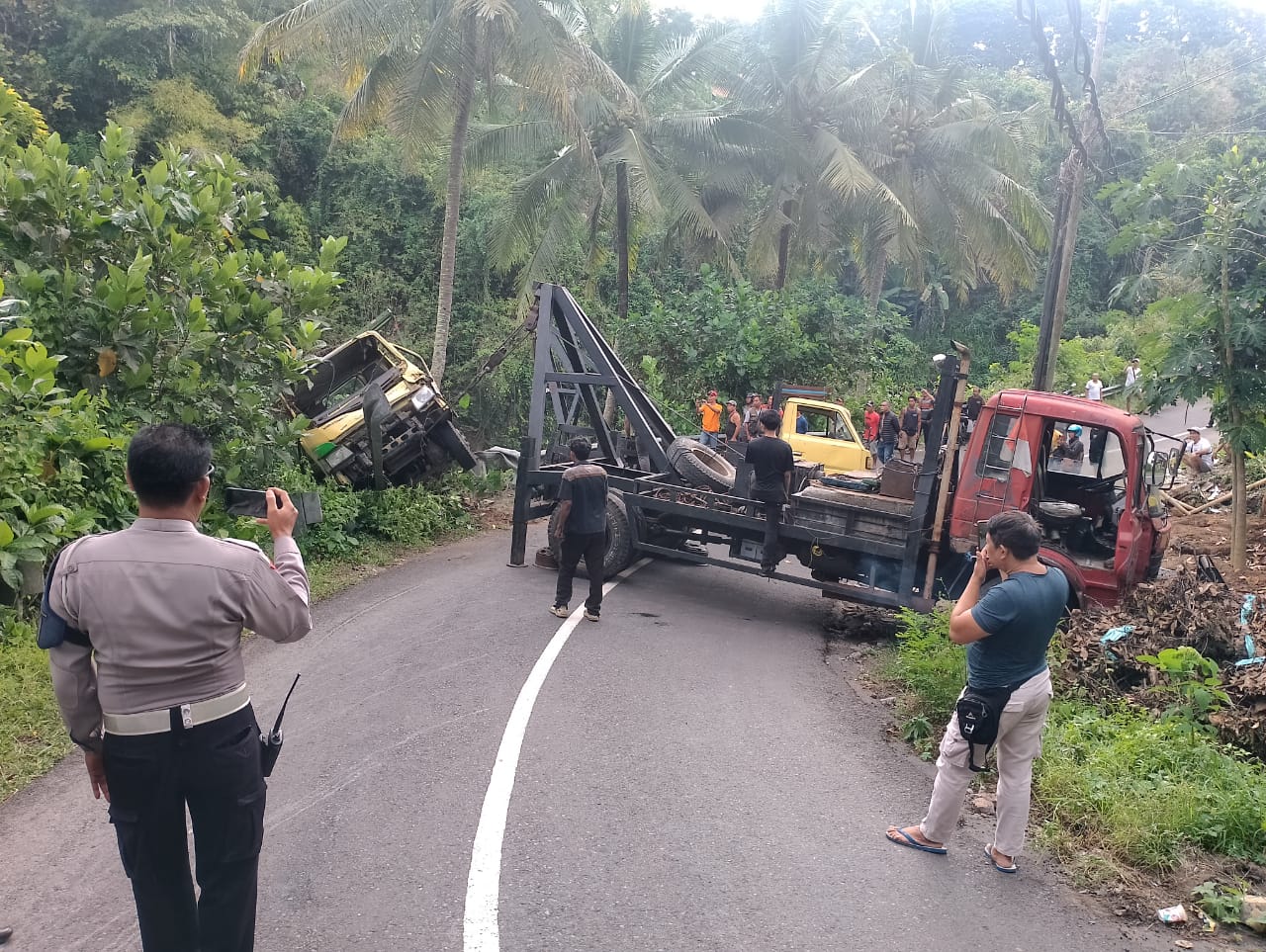 EVAKUASI: Mobil derek mengevakuasi truk yang terjun ke jurang. Truk masuk jurang gara-gara pengemudi mengikuti penunjuk arah via Google Maps.