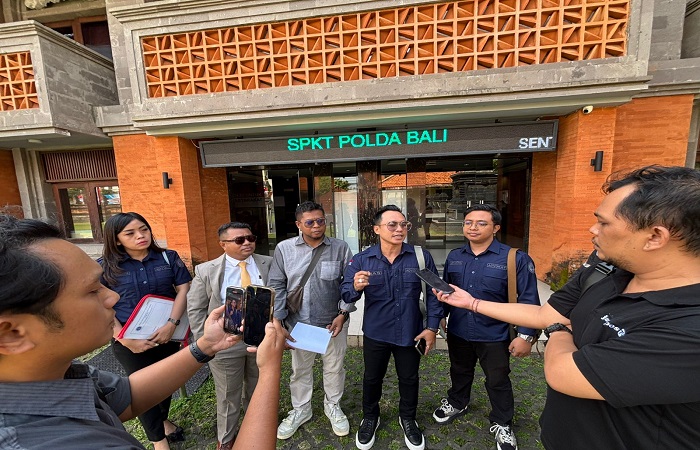 Kuasa hukum dari Solidaritas Jurnalis Bali (SJB), I Made Ariel Suardana, SH., MH., Yulius Benyamin Seran, SH., Ariante, SH., dan Cokorda, SH., saat melapor ke SPKT Polda Bali, Jumat (11/7) kemarin.