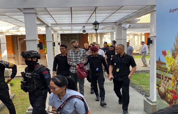 Tim Gabungan lakukan Proses ekstradisi berlangsung melalui Bandara Internasional I Gusti Ngurah Rai, Bali, Jumat (11/7) sekitar pukul 09.30 WITA.