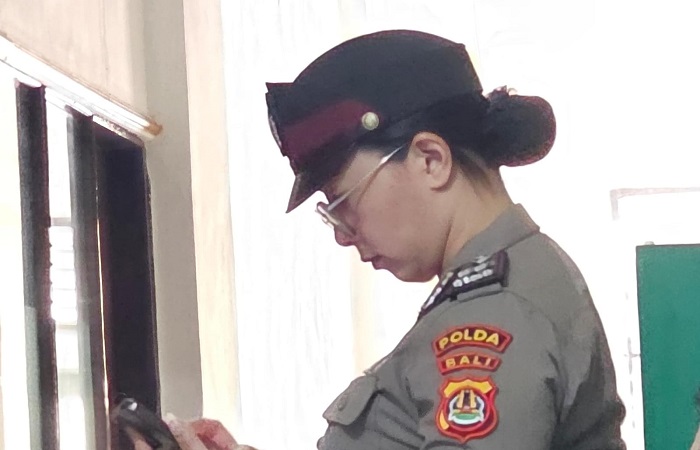 Aipda Ni Luh Putu Eka Purnawianti, SH., berada di depan ruangan sidang kode etik, Bid Propam Polda Bali, Jumat (11/7) kemarin.