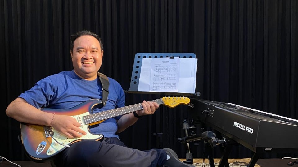 TERUS BERKARYA: dr. Putu Satrya Wijaya, dokter kandungan asal Bali merilis lagu.