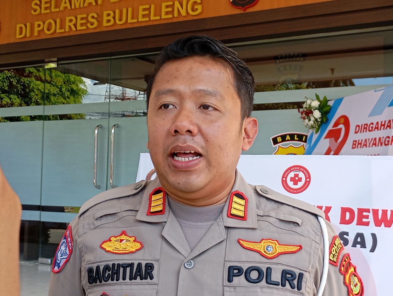 JELASKAN KECELAKAAN: Kasat Lantas Polres Buleleng, AKP Bahctiar Arifin.