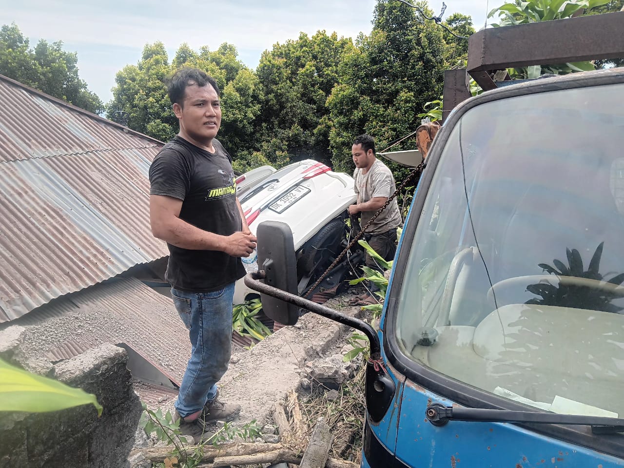 KECELAKAAN: Proses evakuasi mobil yang mengalami kecelakaan di Desa Madenan.