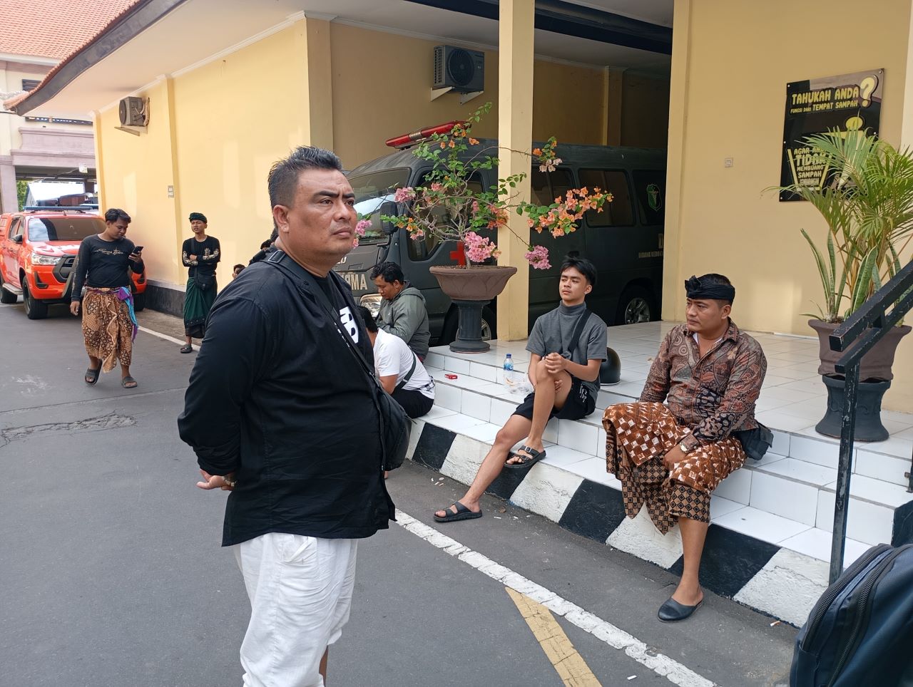 LAPOR POLISI: Para penabuh dan pembina Sekaa Baleganjur Goak Panji saat melapor ke Polres Buleleng terkait dugaan penganiayaan.