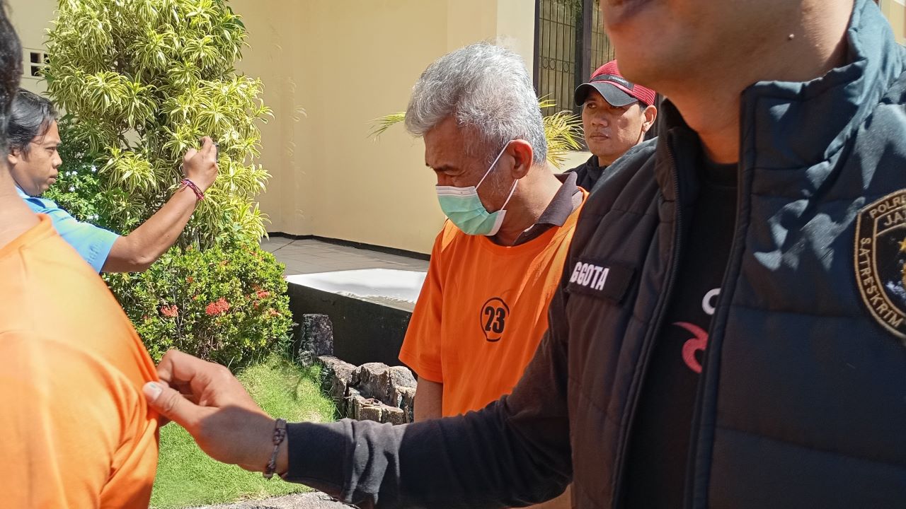 PENGEDAR LANSIA: Seorang lansia berinisial IA ditangkap polisi gara-gara menjadi pengedar sabu.