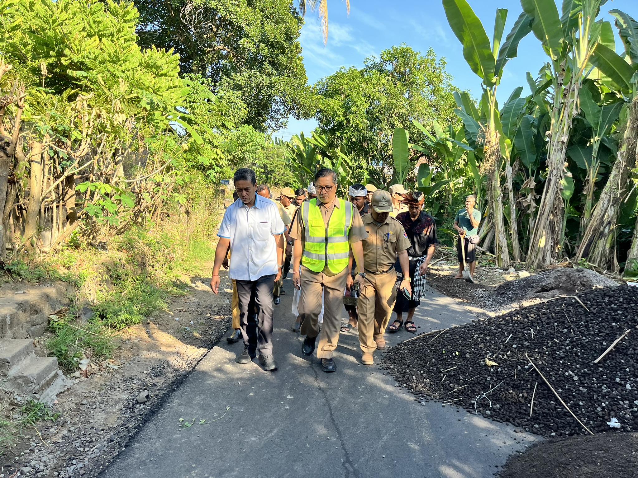 CEK KUALITAS JALAN: Wakil Bupati Buleleng, Gede Supriatna saat mengecek jalan pekerjaan pengaspalan jalan di Padangkeling, Kelurahan Banyuning.