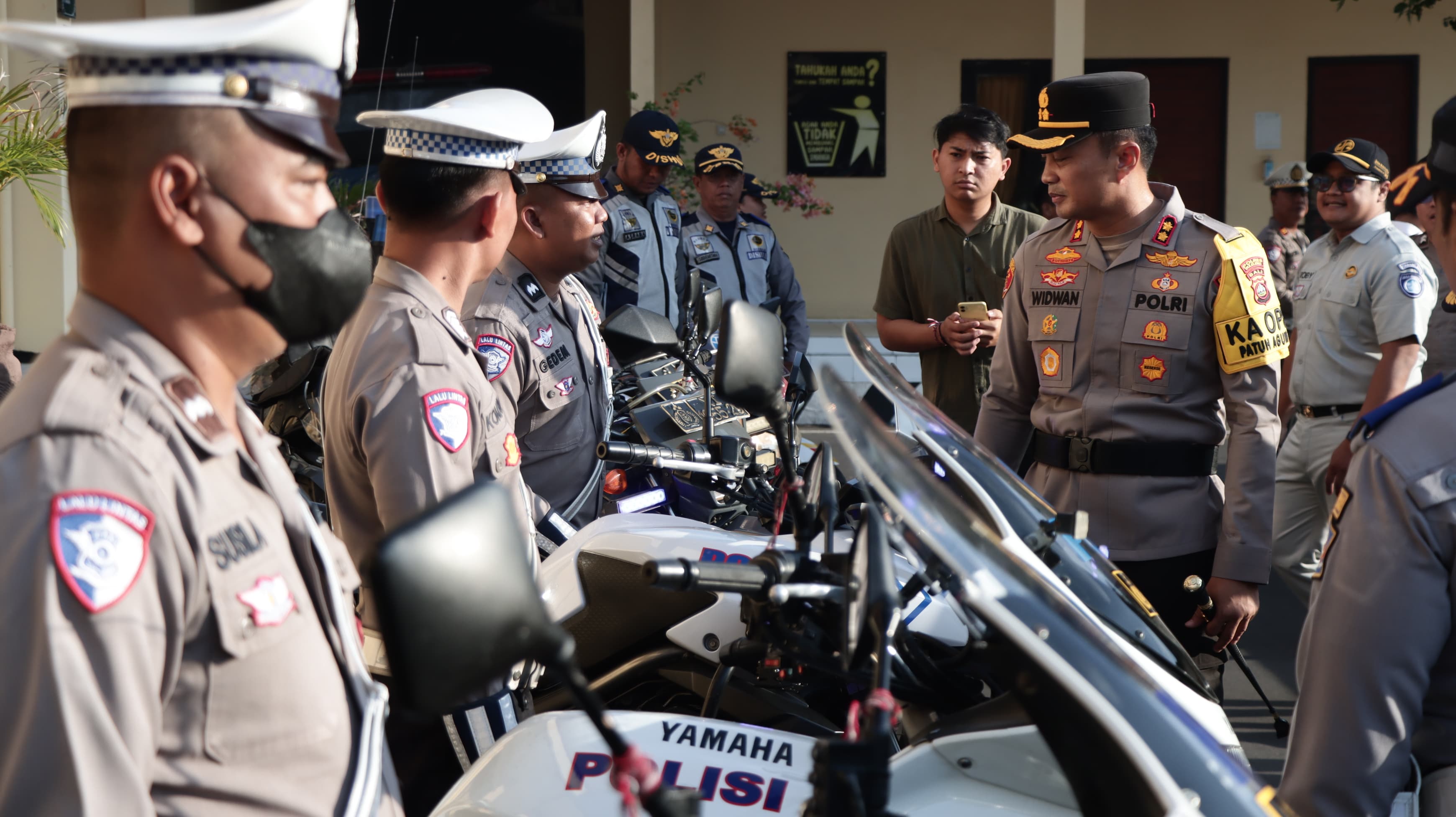 CEK KENDARAAN: Kapolres Buleleng, AKBP Ida Bagus Widwan Sutadi (pakai ban lengan kuning) saat mengecek kendaraan personel.